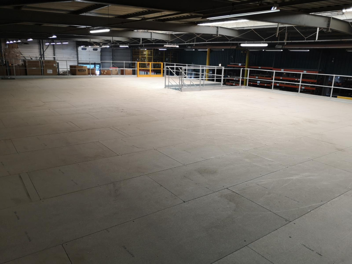 Montage d’une plate forme métallique de 350m2  3